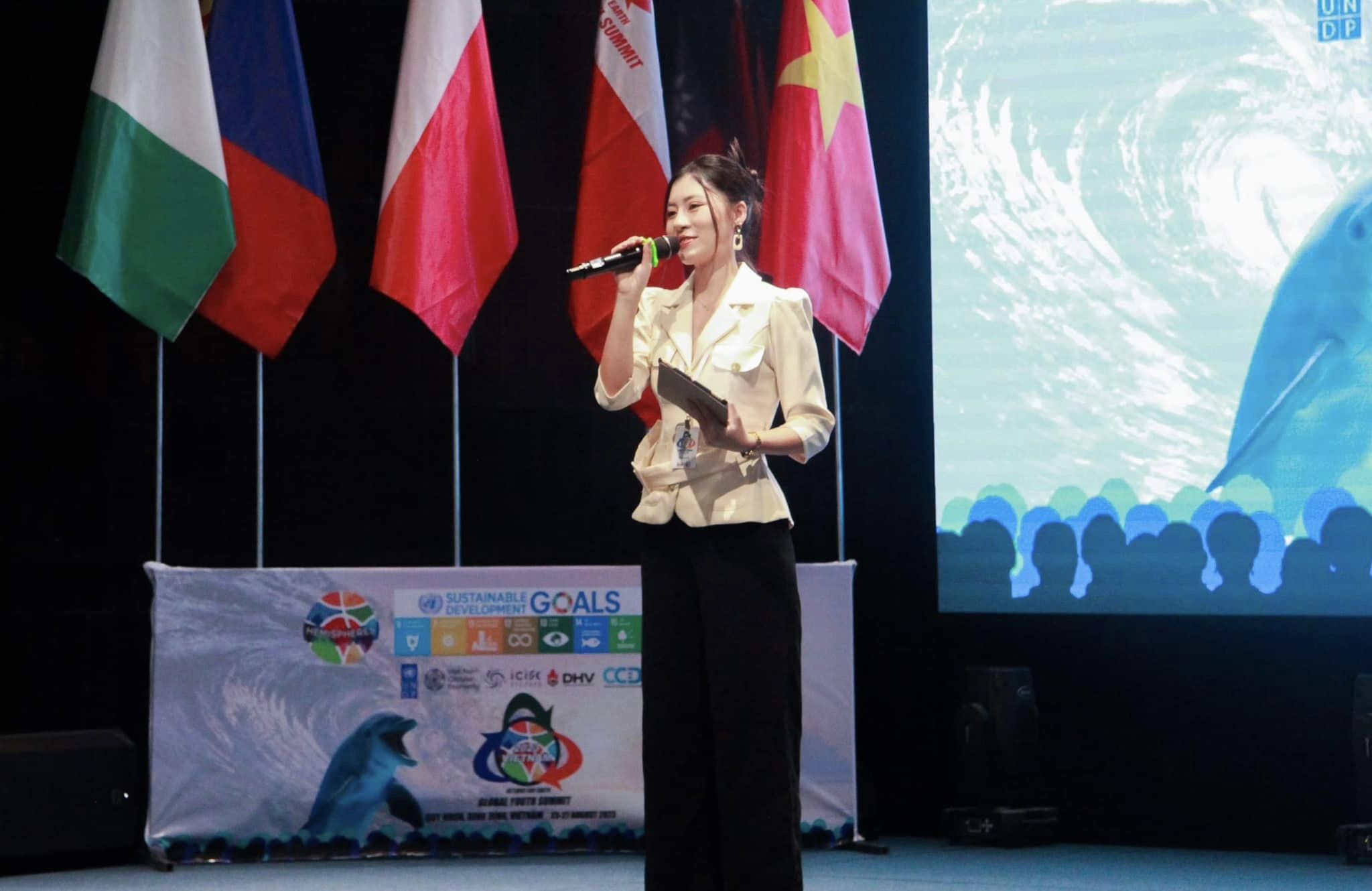 Khổng Anh dẫn chương trình cho Hội nghị thượng đỉnh thanh niên toàn cầu về Môi trường GYS 2023 tại Quy Nhơn