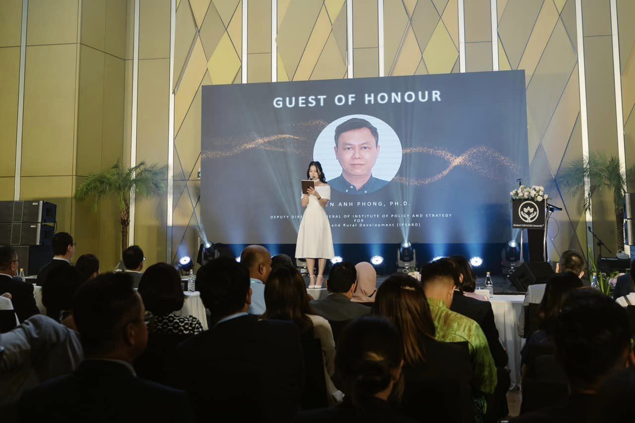Khổng Anh là MC trong Hội nghị thượng đỉnh và giải thưởng 𝐂𝐒𝐑 & 𝐄𝐒𝐆 toàn cầu 2023 được tổ chức tại Đà Nẵng