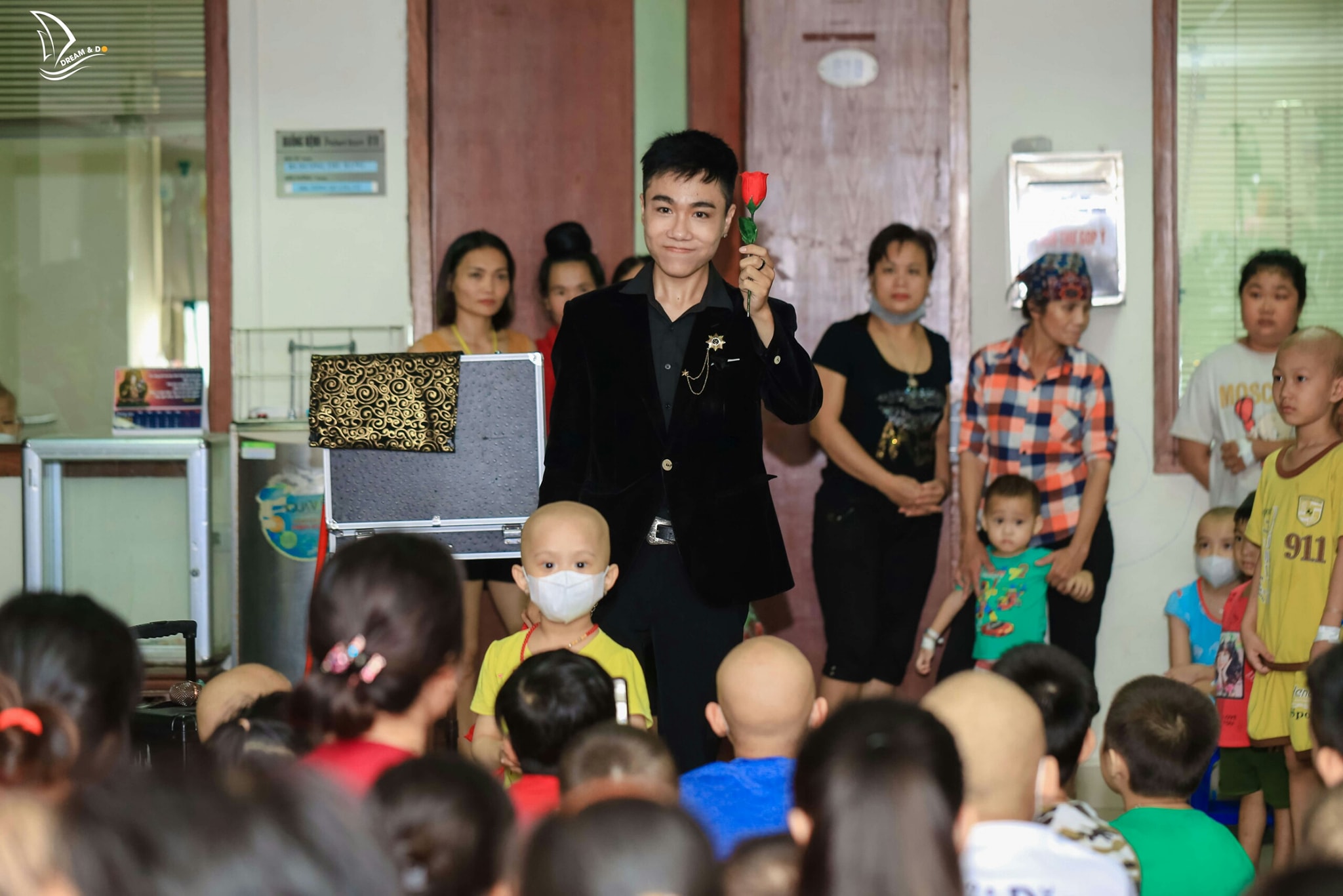 TrungKP biểu diễn ảo thuật từ thiện cho các bé ở Viện Huyết học Trung Ương
